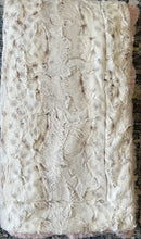 Load image into Gallery viewer, Dame dreamer frosted lynx and rosewater Arctic rabbit
