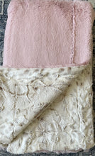 Load image into Gallery viewer, Dame dreamer frosted lynx and rosewater Arctic rabbit
