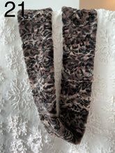 Load image into Gallery viewer, Scarves
